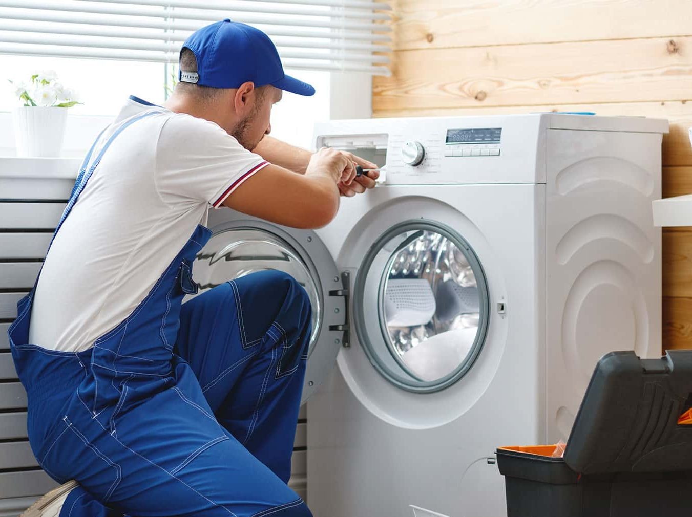Técnico del servicio técnico Indesit reparando electrodoméstico en Gijón